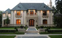 дом в классическом стиле с крышей серого цвета